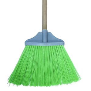 ESCOBA PARA ESTABLO DE FIBRA LARGA CON PALO DE MADERA